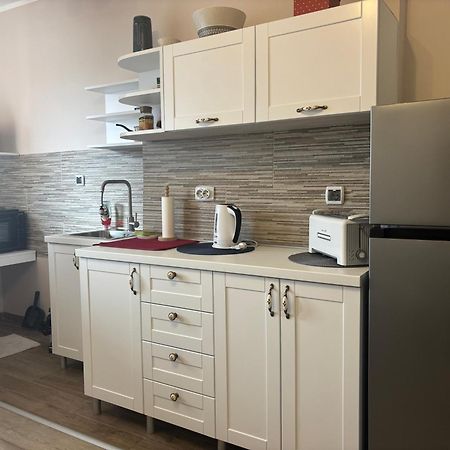 Red Square Apartment Pirot Buitenkant foto