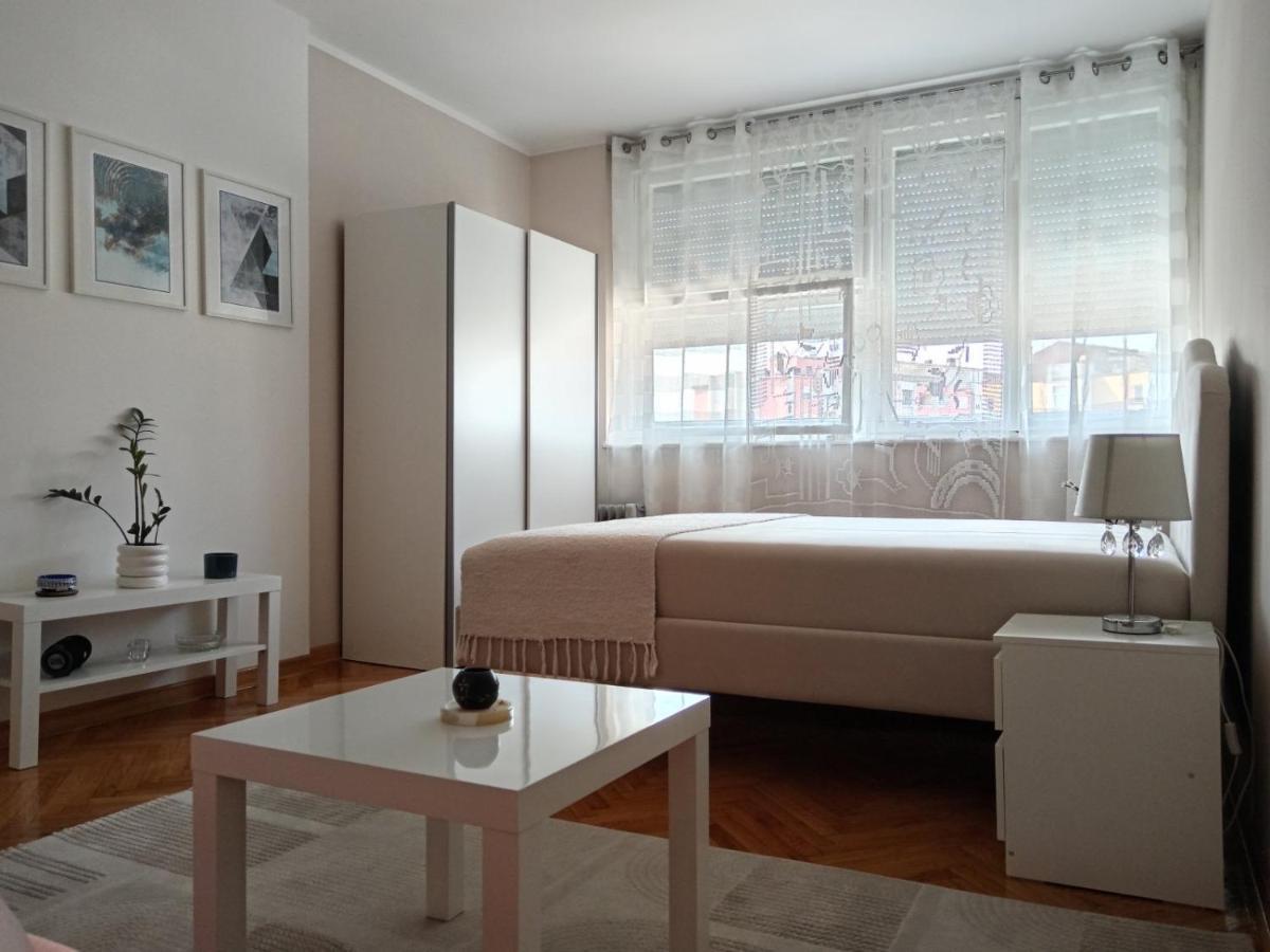 Red Square Apartment Pirot Buitenkant foto