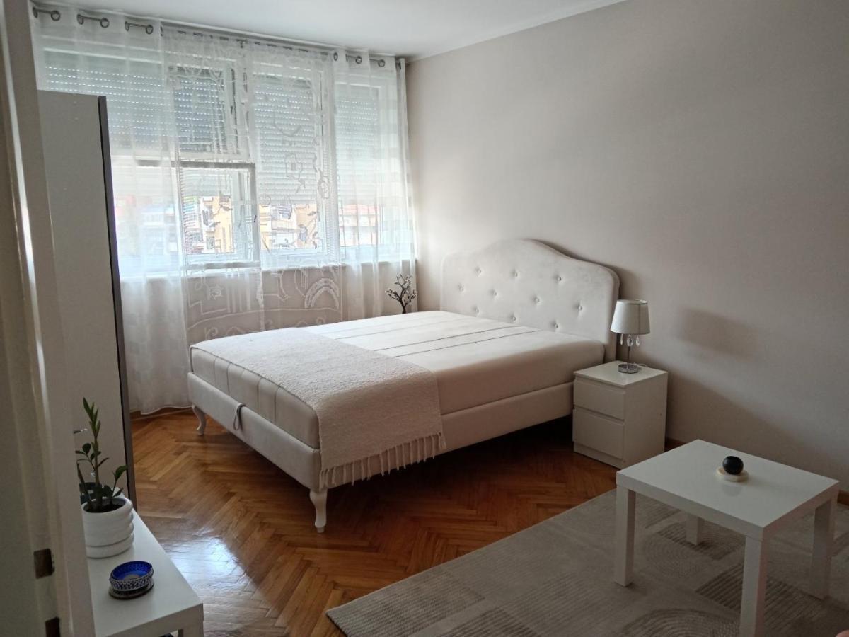 Red Square Apartment Pirot Buitenkant foto