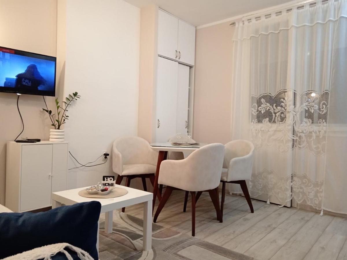 Red Square Apartment Pirot Buitenkant foto