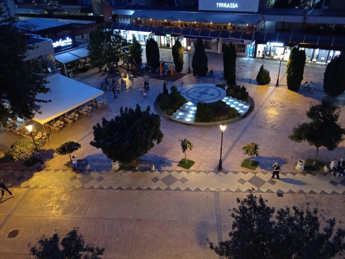 Red Square Apartment Pirot Buitenkant foto