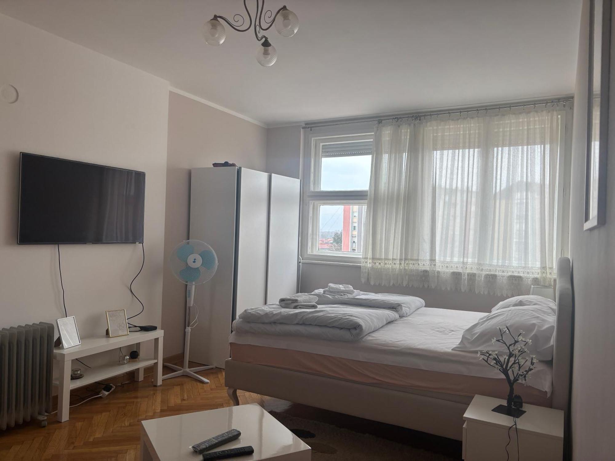 Red Square Apartment Pirot Buitenkant foto