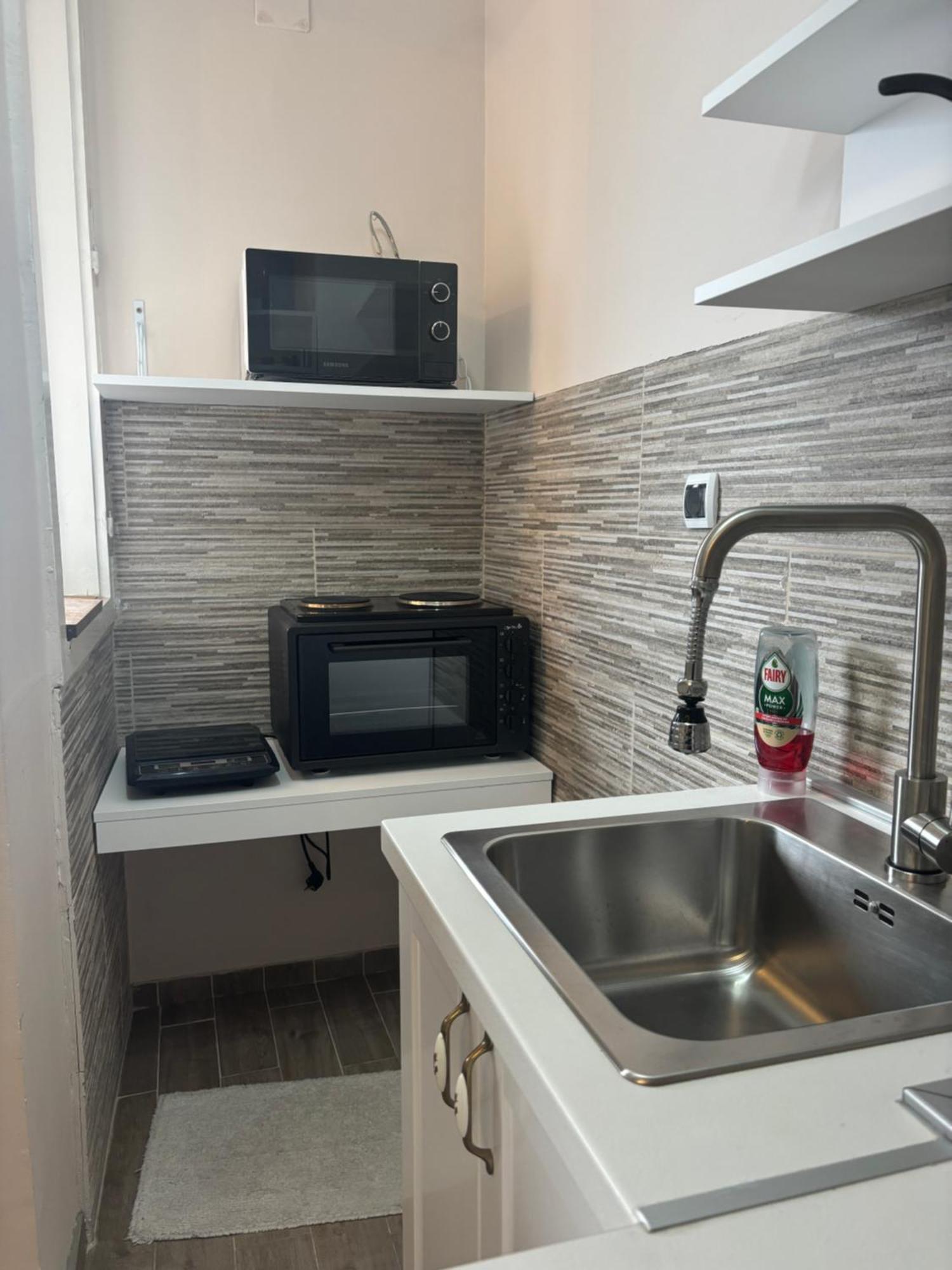 Red Square Apartment Pirot Buitenkant foto