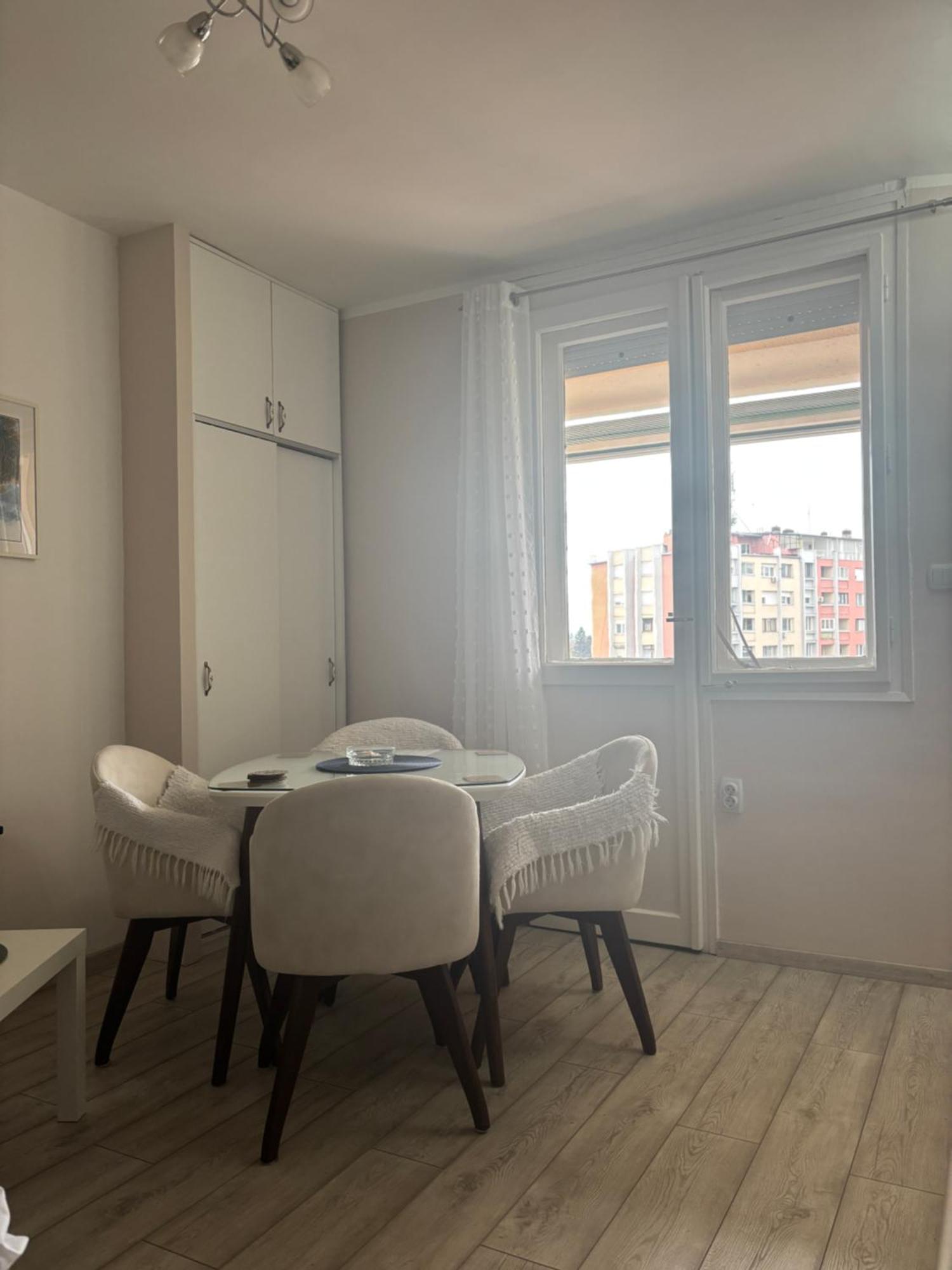 Red Square Apartment Pirot Buitenkant foto